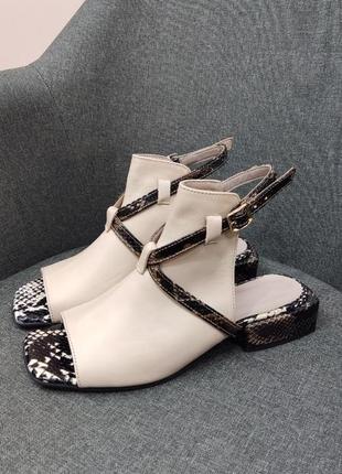 Оригінальні шкіряні босоніжки квадратний носик