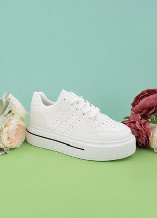 Женские белые кроссовки