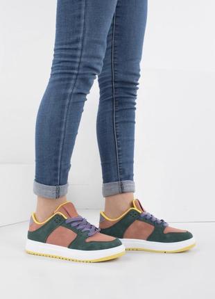 Женские кроссовки