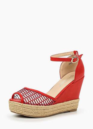 Босоножки красные на танкетке