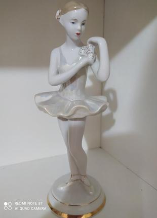 Фарфоровая статуэтка ,,балерина с цветком,, вербилки1 фото