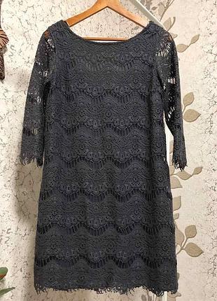 Фірмова сукня з замочком на спині.