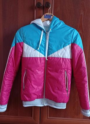 Яскрава спортивна куртка