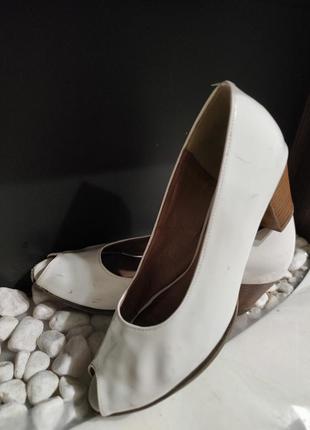 Туфли с открытым носком белого цвета, на удобном каблучке3 фото