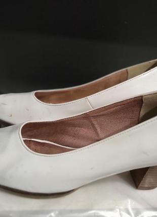 Туфли с открытым носком белого цвета, на удобном каблучке1 фото