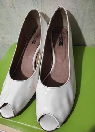 Туфли с открытым носком белого цвета, на удобном каблучке5 фото
