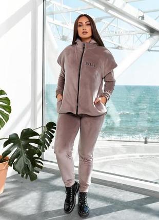 Жіночий костюм і жилетка