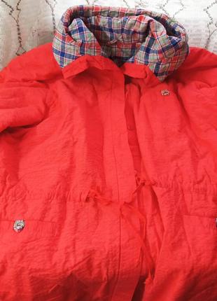 Жіноча, червона куртка, парка, на гудзиках з капюшоном та кишенями