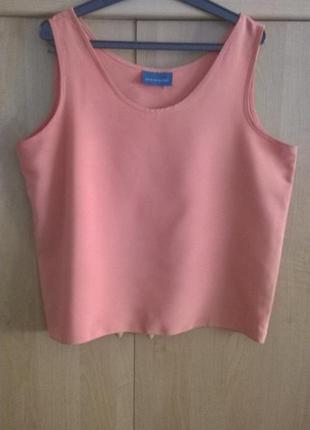 Яскрава базова майка відомого бренду