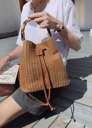 Стильна плетена сумочка-мішечок з бамбуковою ручкою 20228 фото