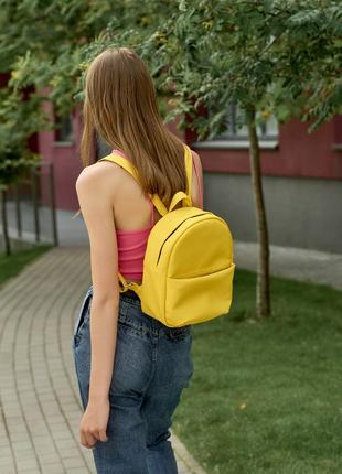 Яскравий всмісткий жіночий жовтий рюкзак для прогулянки