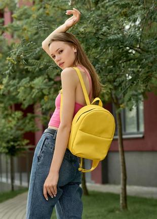 Яскравий всмісткий жіночий жовтий рюкзак для прогулянки3 фото
