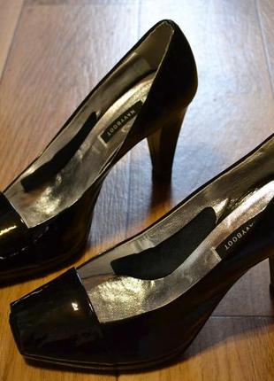 Лаковані чорні босоніжки