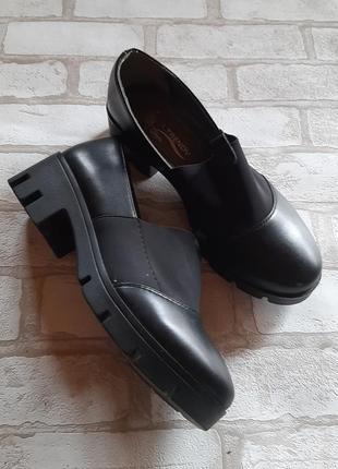 Чорні туфлі на платформі гумка на підйомі