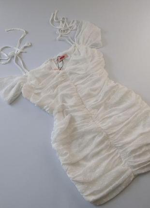 Платье misspap мини шифоновое с открытыми плечами и драпировкой м белое5 фото
