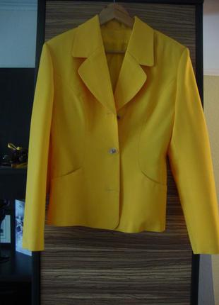 Яркий пиджак
