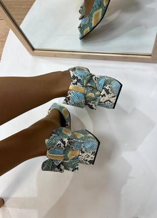 Ексклюзивні туфлі з натуральної італійської шкіри рептилія блакитні з жовтим6 фото