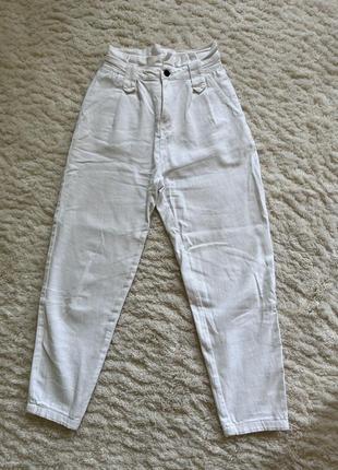 Белые джинсы