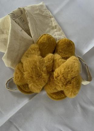 Пухнасті домашні тапочки жовтого кольору