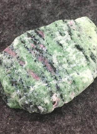 Сувенирный камень интерьерный необработанный цоизит 47г 60мм