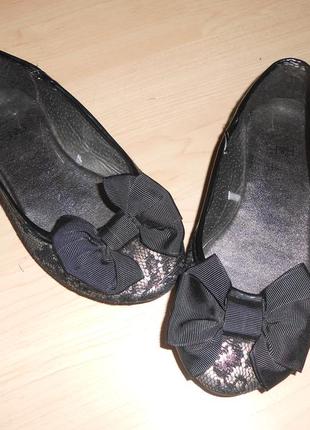 Ошатні чорні туфлі 30-31 розміру.