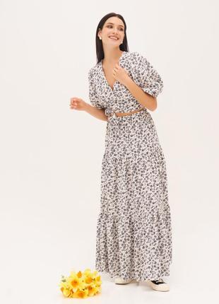 Білий спідничний костюм із топом на запах