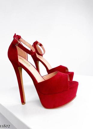 Босоножки на высоком каблуке шпильке