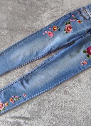 Джинсы с вышивкой  next