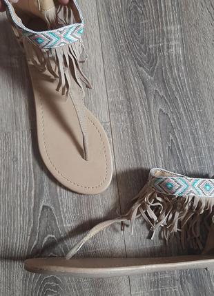 Сандалі з бахромою вишивка в стилі реггі