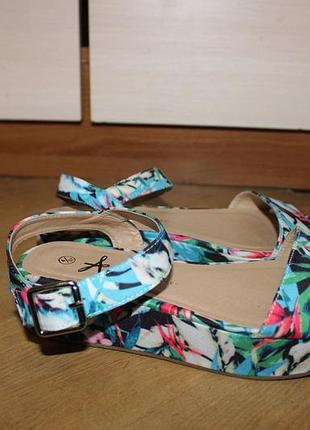 Стильні босоніжки в квітковий принт , atmosphere