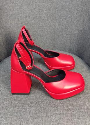 Ексклюзивні туфлі з натуральної італійської шкіри червоні на платформі і каблуці з ремінцем7 фото