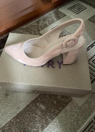 Босоніжки на каблуку