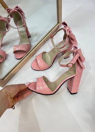 Ексклюзивні босоніжки жіночі натуральна італійська шкіра рептилія рожеві