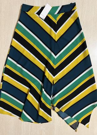 Очень красивая и стильная брендовая юбка в полоску.