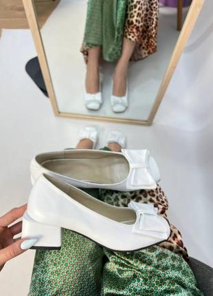 Эксклюзивные туфли из натуральной итальянской кожи белые с бантиком2 фото