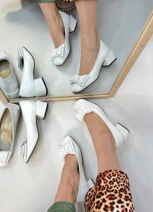 Эксклюзивные туфли из натуральной итальянской кожи белые с бантиком1 фото