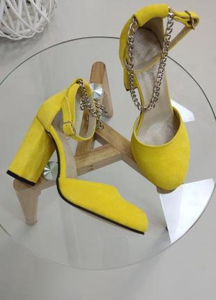 Ексклюзивні туфлі з натуральної італійської замші жовті з ланцюжком9 фото