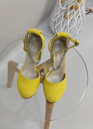 Ексклюзивні туфлі з натуральної італійської замші жовті з ланцюжком7 фото