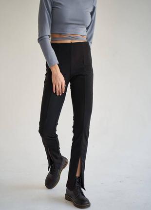 Модні трикотажні штани жіночі з розрізами