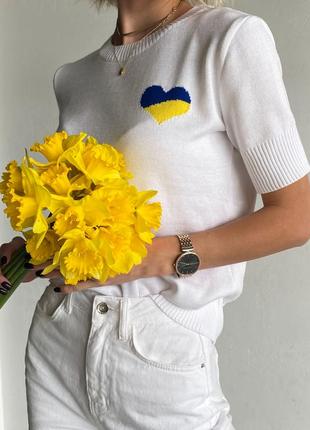 Вязаная футболка с украинской символикой