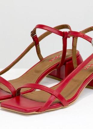 Елегантні шкіряні босоніжки червоного кольору на підборах 4 см