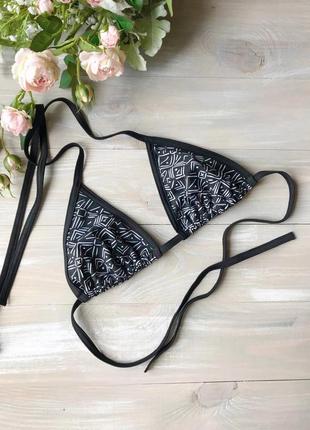 Купальник, верх від купальника, бікіні.