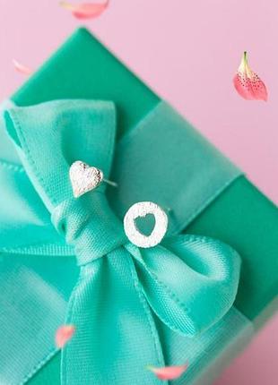 Сережки-гвоздики різні серця, срібне сатиноване покриття 925 проби