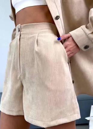 Женский бежевый костюм шорты с карманами на высокой посадке и рубашка свободного кроя однотонный модный трендовый стильный