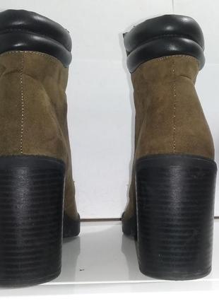 Оливкові кольори хакі демісезонні черевики на шнурівці ботильйони на підборах new look8 фото