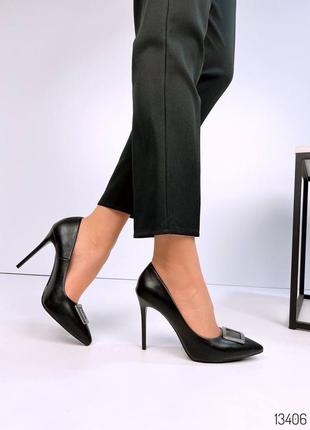 Туфлі човники на підборах шпильці з вузьким носиком прикрасою