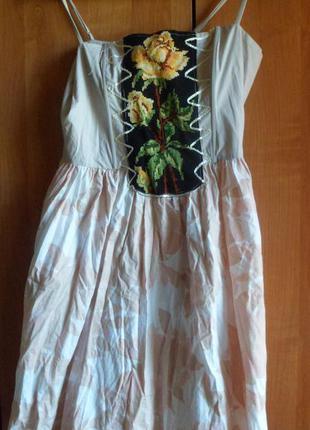 Платье фирмы h&amp;m с вышивкой, корсетного типа с косточками.