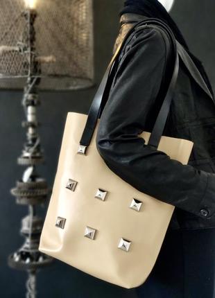 Simple urban pieces. крупная сумка из натуральной ламинированный кожи.