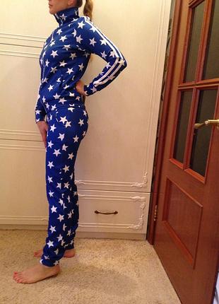 Яркий спортивный костюм