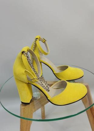 Замшеві туфлі жовті круглий носик